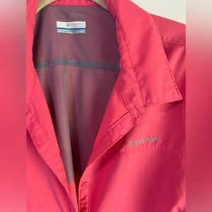 Women’s Plus 2X. Columbia LS Shirt. Vented back. Zip pocket. Hot coral pink.